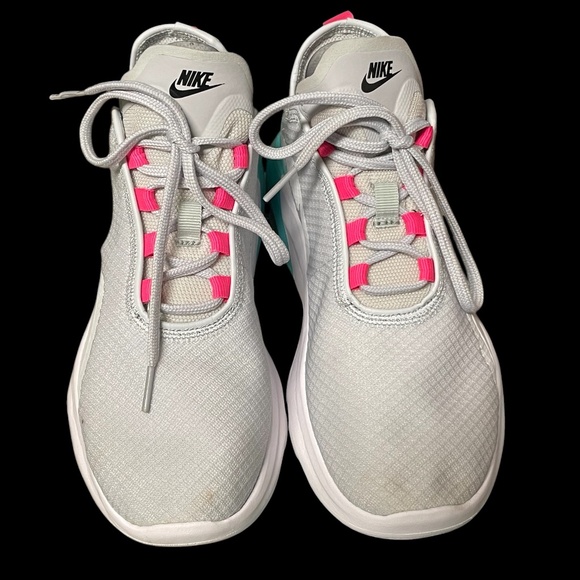 Nike Women's Air Max Motion 2 Casual Sneakers Sz 8 - Picture 2 of 8